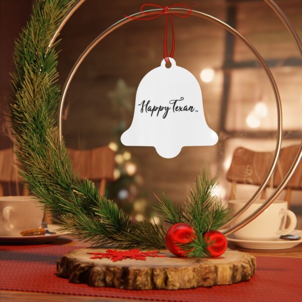 A christmas decoration on top of a wooden circle.